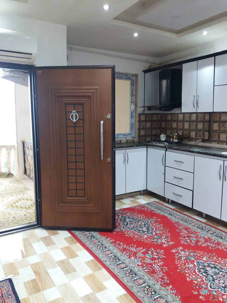 درب ورودی اتاق پذیرایی
