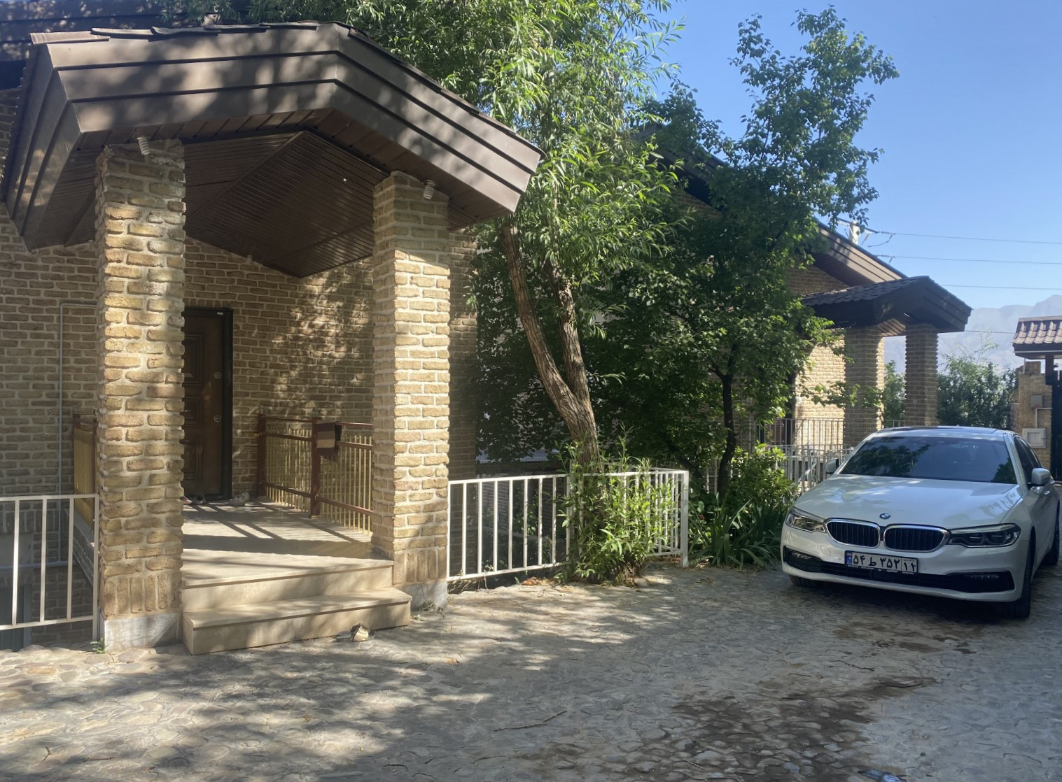 درب ورودی اقامتگاه