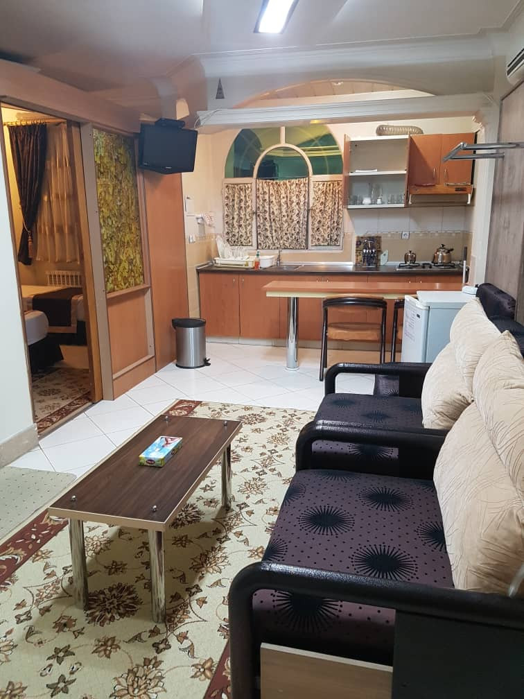 اتاق پذیرایی و آشپزخانه