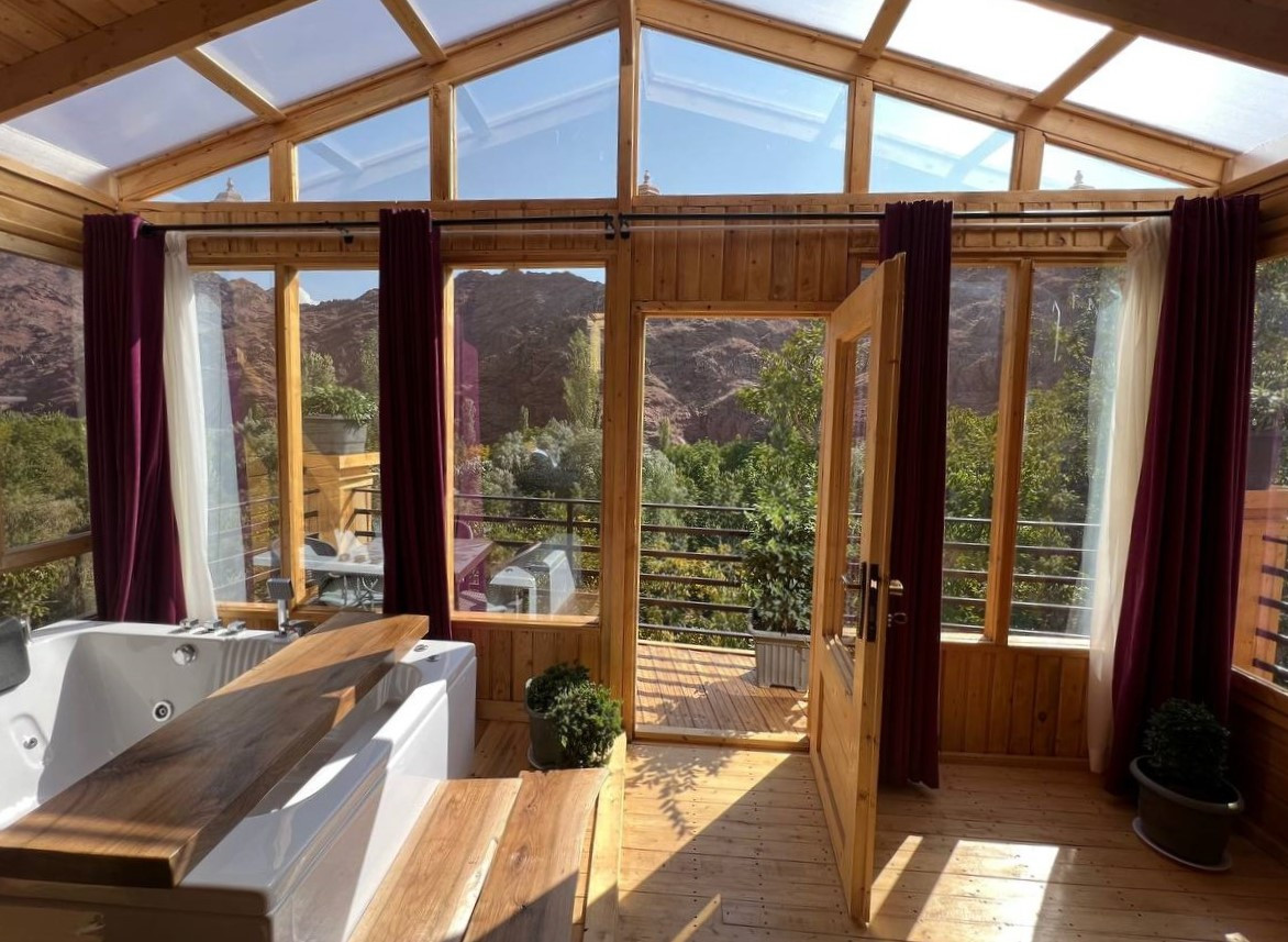 اتاق پذیرایی و جکوزی