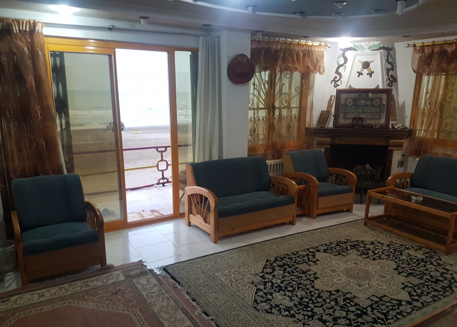 اتاق پذیرایی و تراس