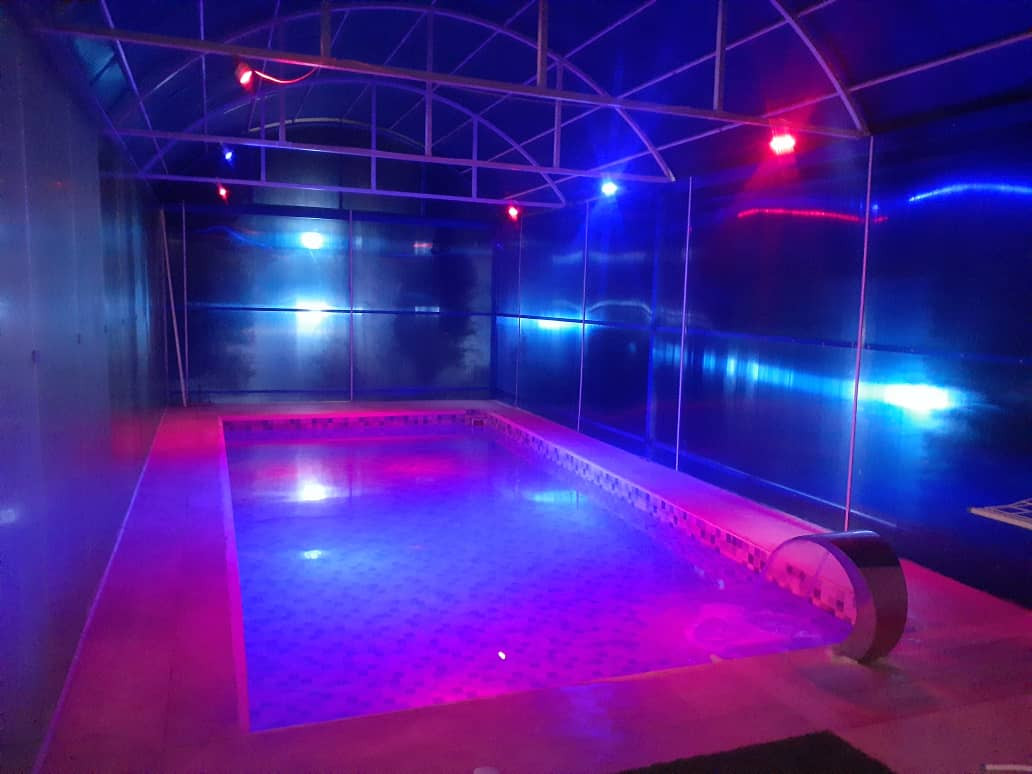 نمای شب استخر