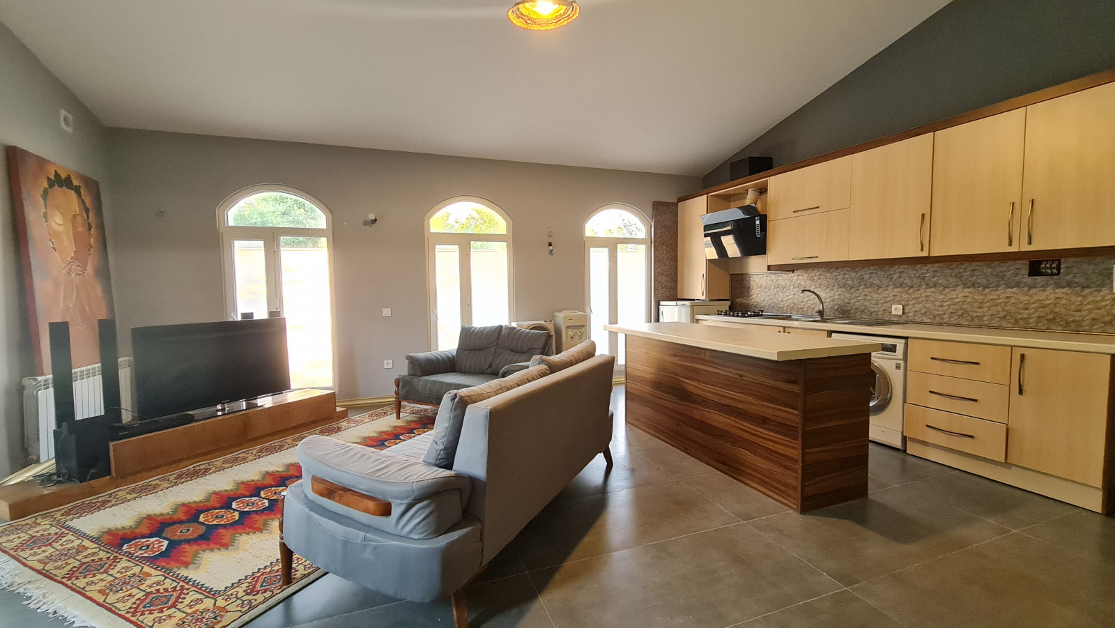 اتاق پذیرایی و آشپزخانه