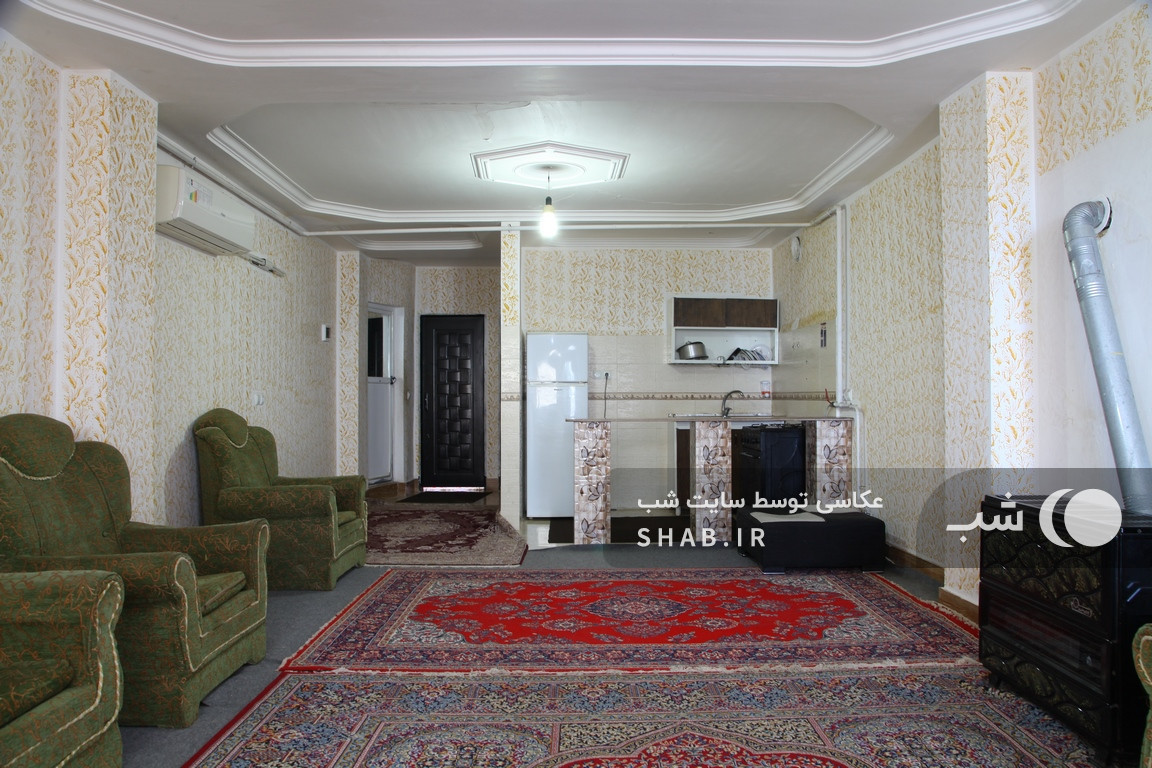 اتاق پذیرایی و آشپزخانه