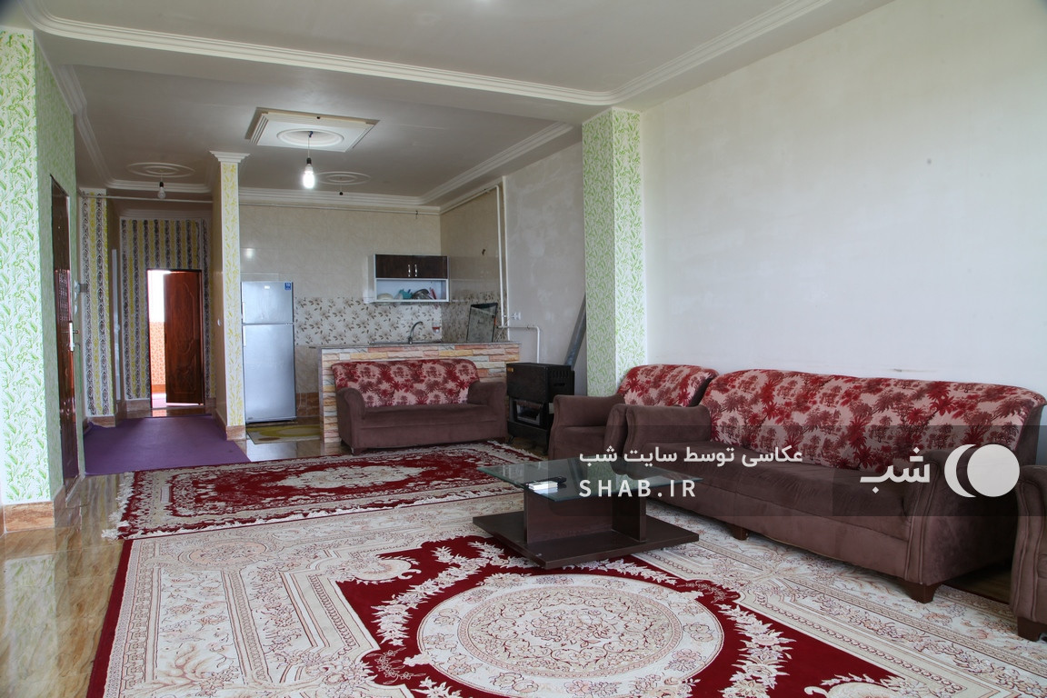 اتاق پذیرایی و آشپزخانه