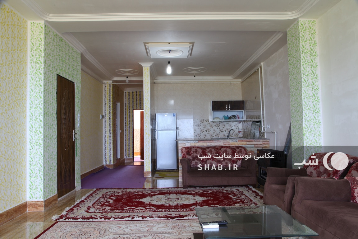 اتاق پذیرایی و آشپزخانه