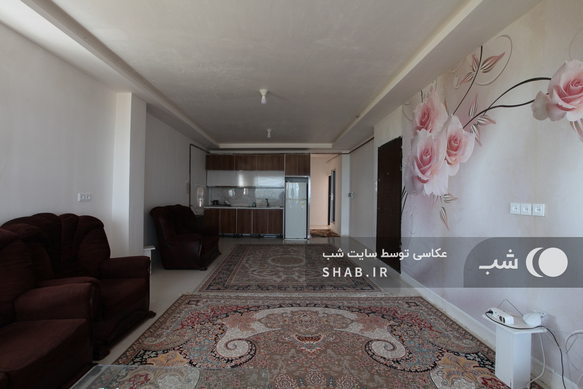 اتاق پذیرایی و آشپزخانه