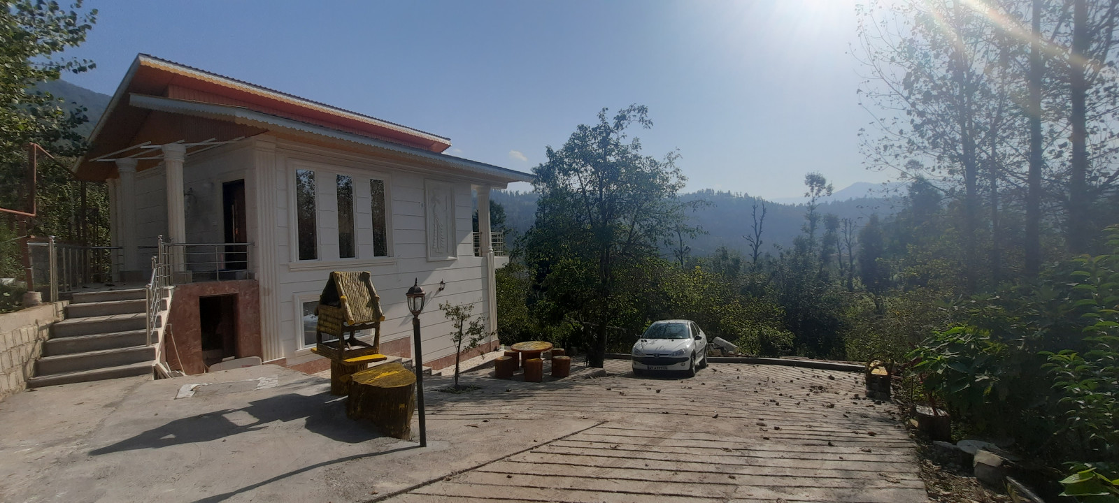 نمای ویلا و پارکینگ