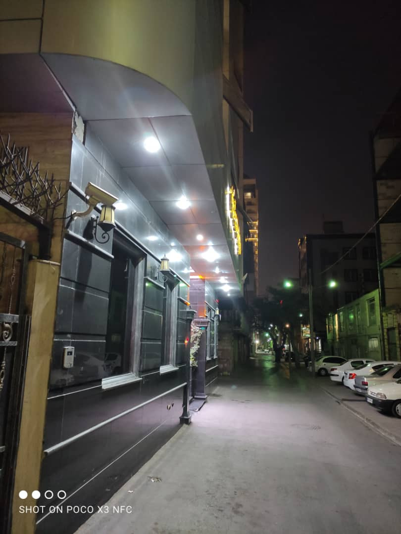 بیرون اقامتگاه