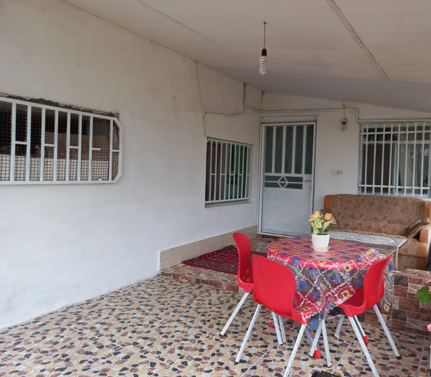 بالکن روبه حیاط بالکن روبه حیاط