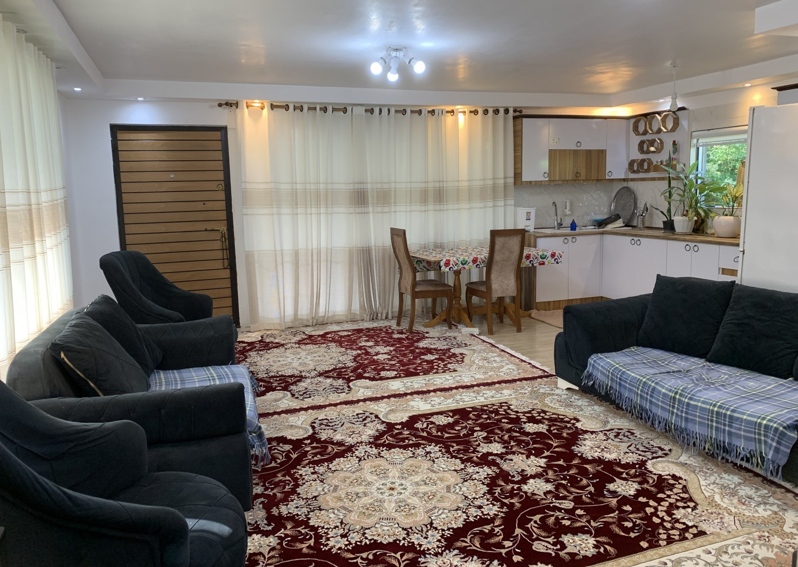 اتاق پذیرایی و آشپزخانه اتاق پذیرایی و آشپزخانه