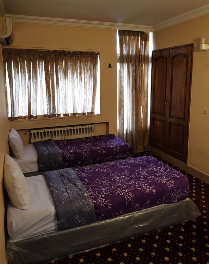 اتاق پذیرایی یک آشپزخانه مشترک در هر طبقه موجود است