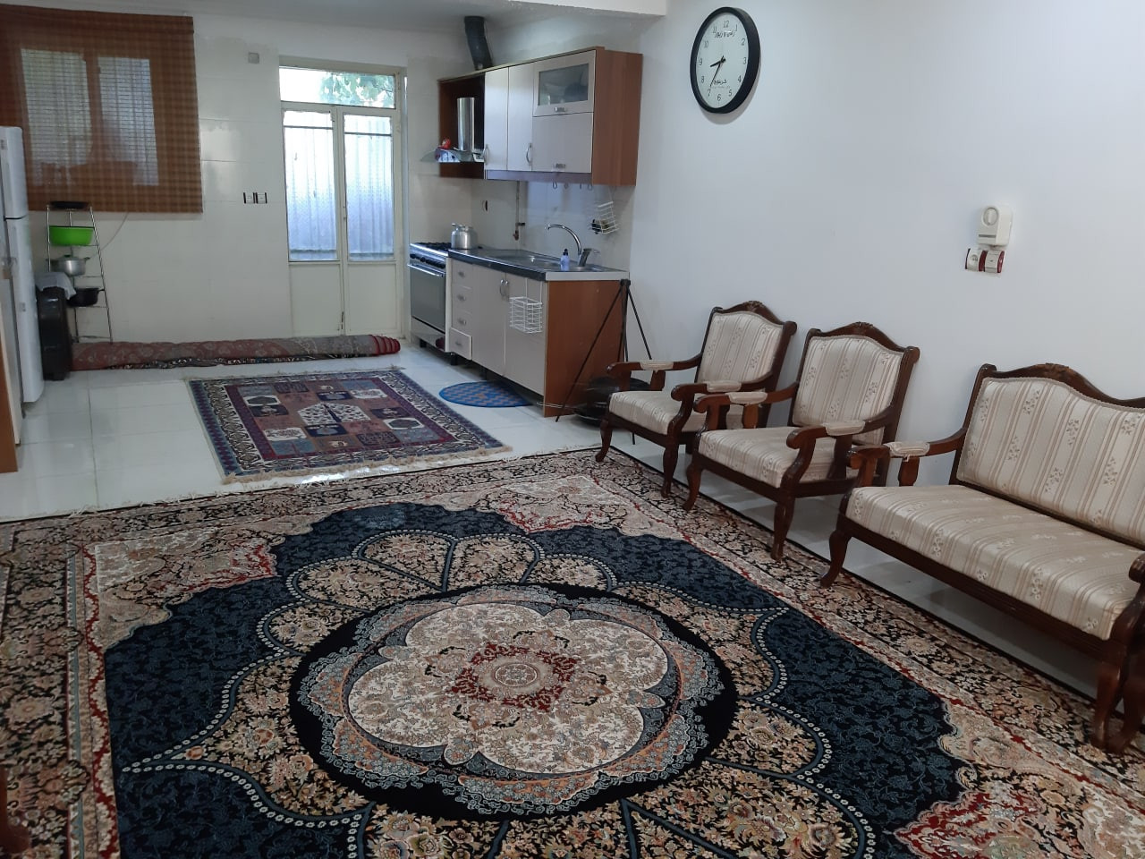 اتاق پذیرایی و آشپزخانه