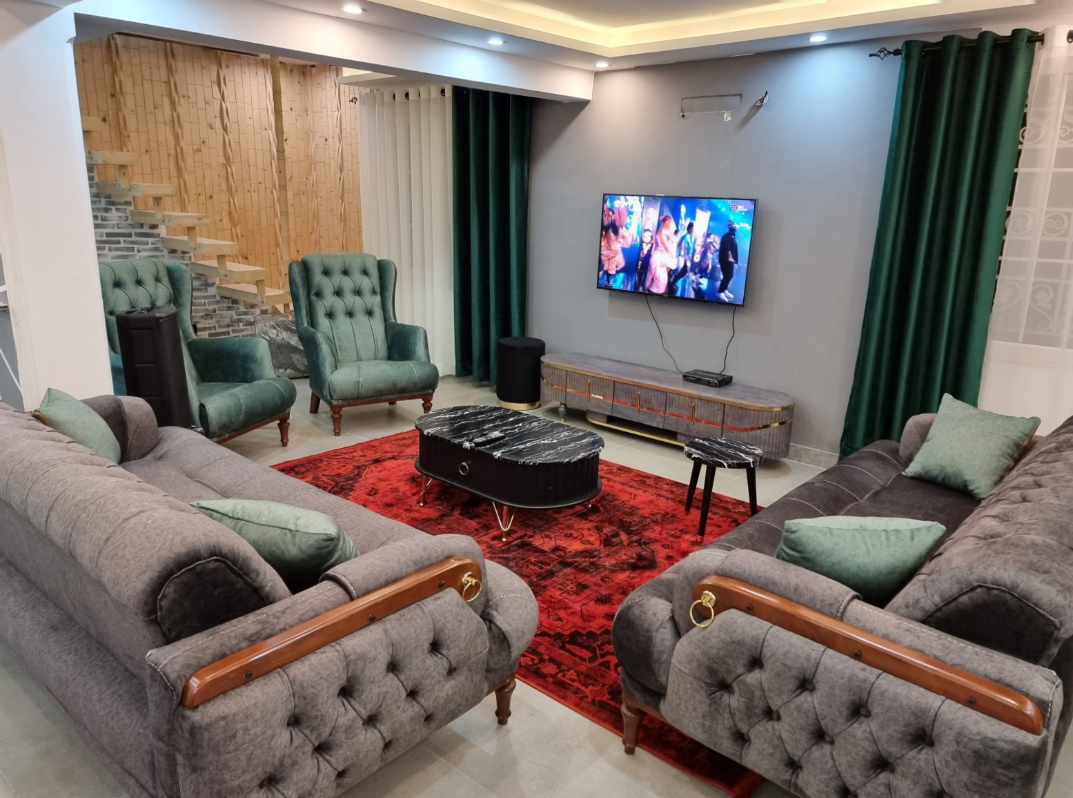 اتاق پذیرایی طبقه همکف