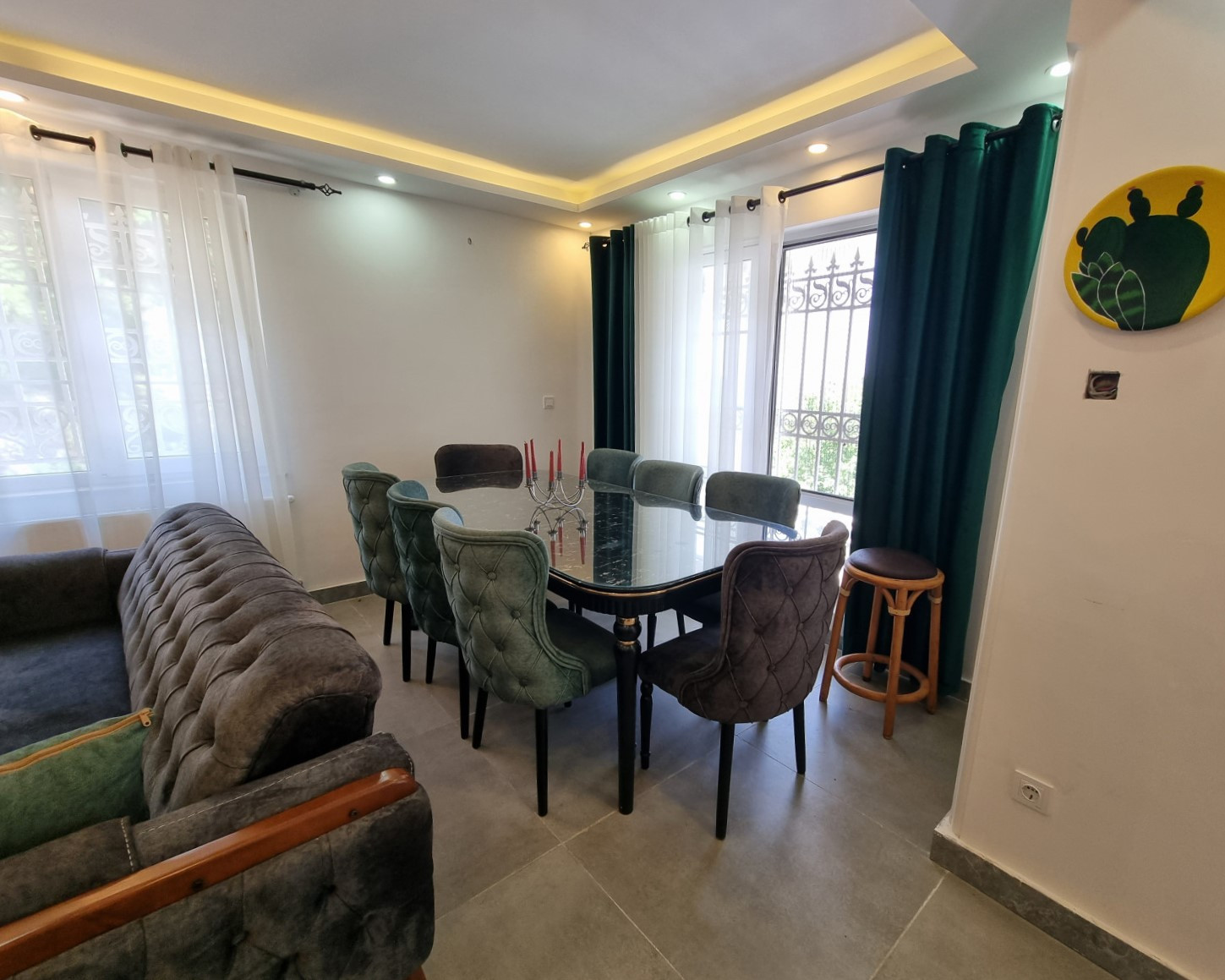 میزناهارخوری طبقه همکف