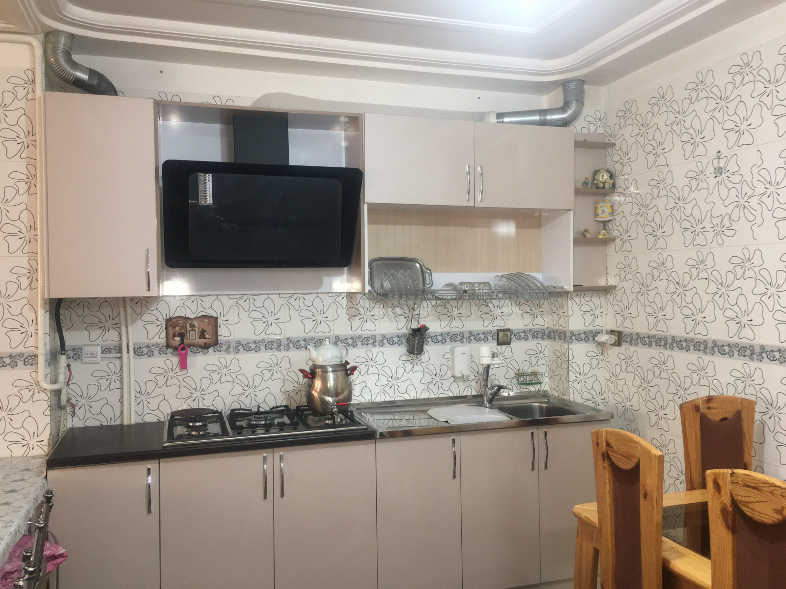 آشپزخانه با ظروف کامل آشپزخانه با ظروف کامل