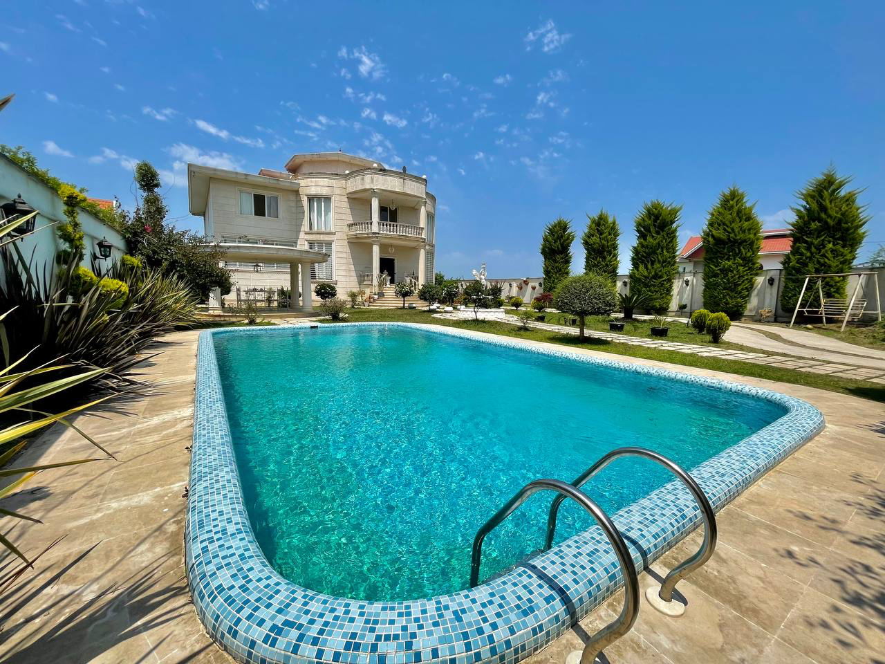 نمای ساختمان و محوطه