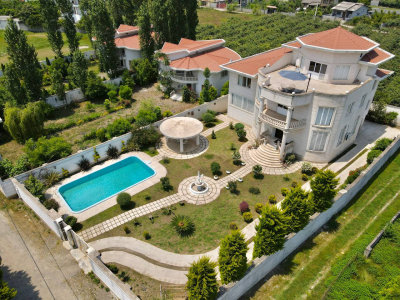 عمارت پنج خوابه با ویوی عالی از جنگل و دریا