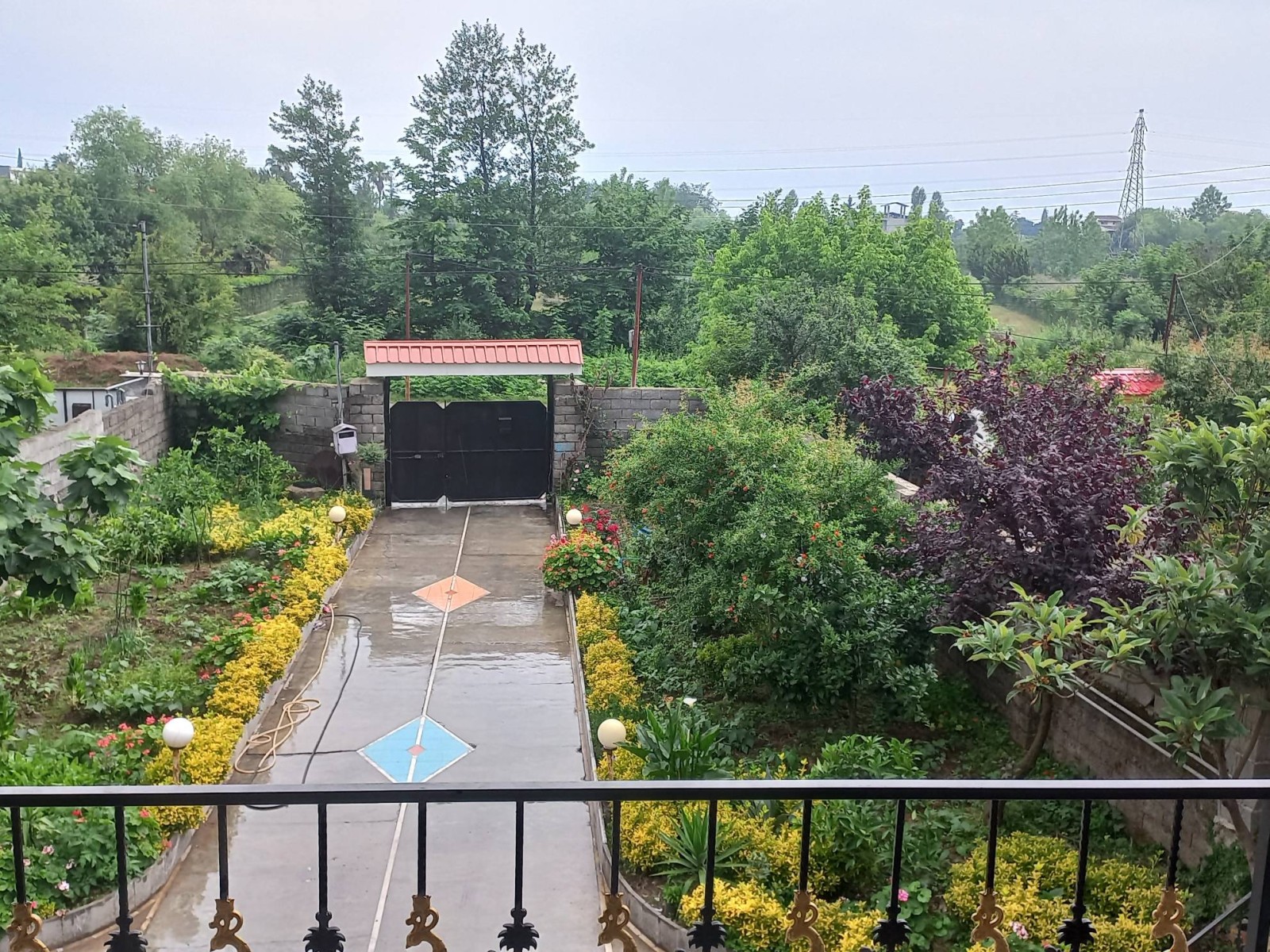 حیاط از بالا