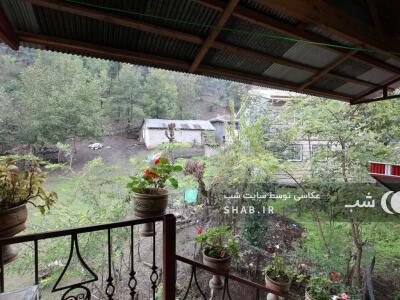 خانه چوبی، با چشم‌انداز جنگلی