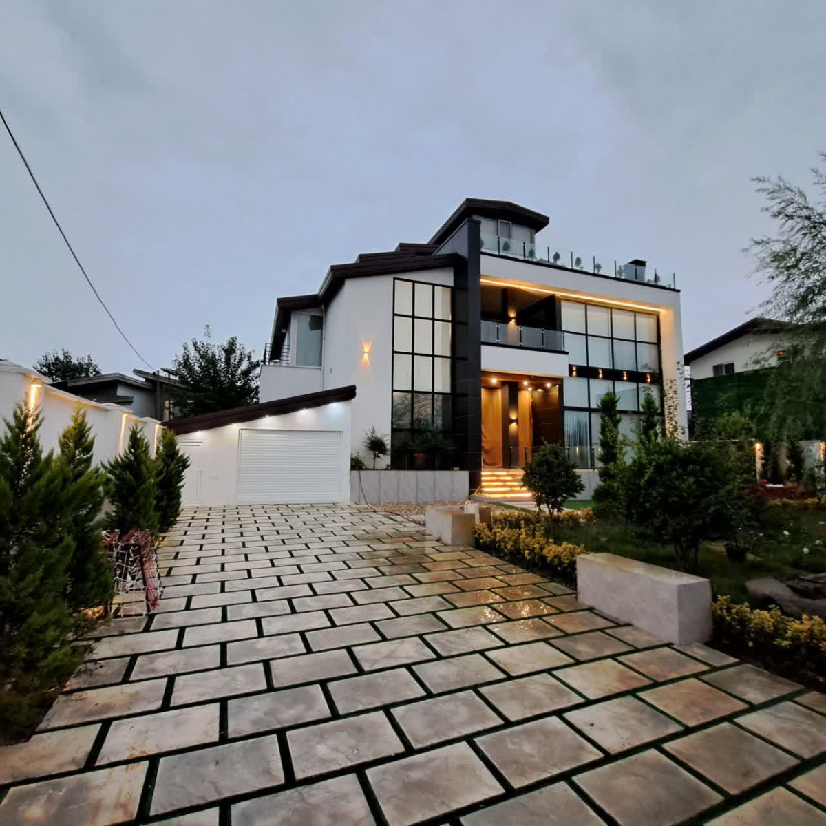 نمای ساختمان و محوطه