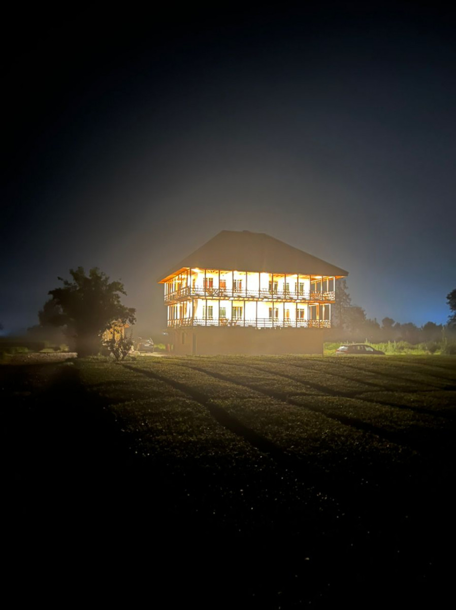 نمای اقامتگاه در شب