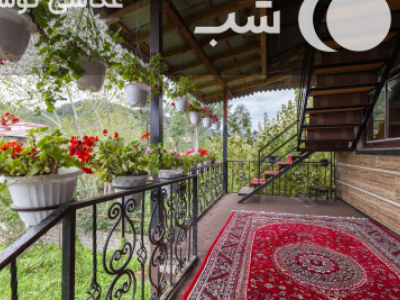 خانه‌ی روستایی با چشم‌انداز جنگل