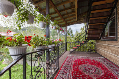 خانه‌ی روستایی با چشم‌انداز جنگل