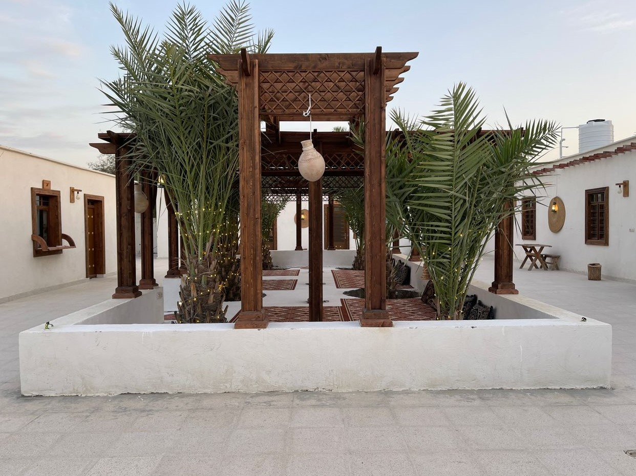 حیاط و آلاچیق