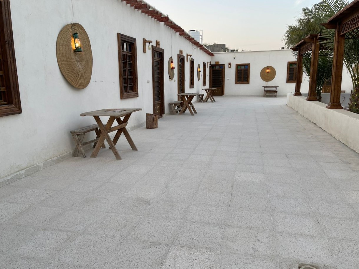 حیاط و ورودی اتاقها حیاط و ورودی اتاقها