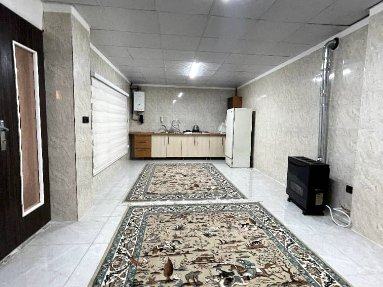 اتاق پذیرایی و آشپزخانه