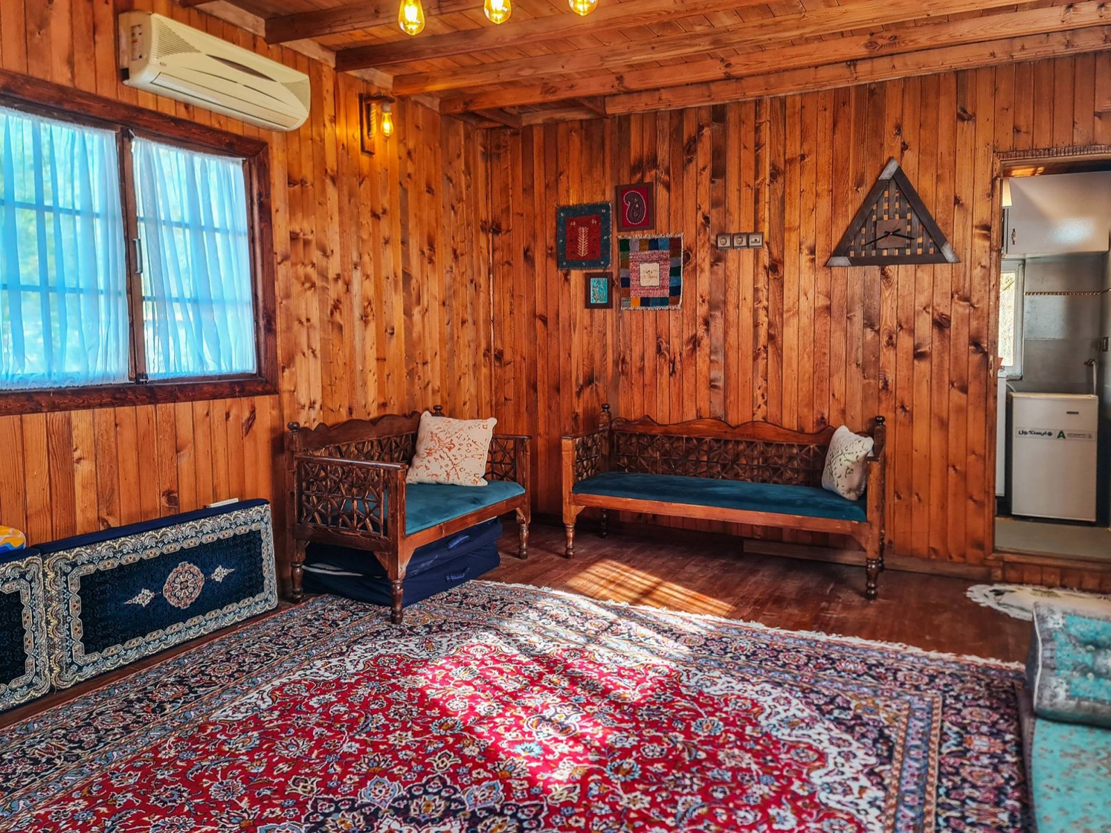 داخل کلبه داخل کلبه