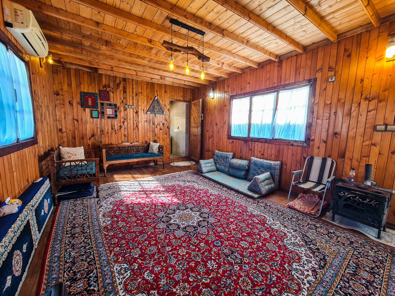 داخل کلبه داخل کلبه