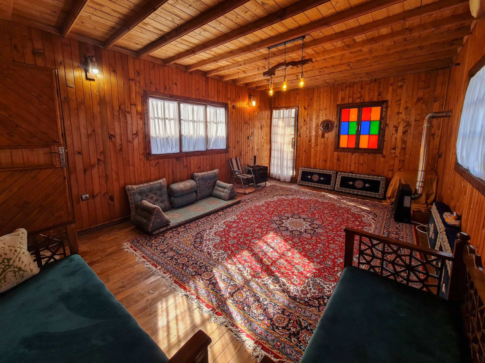 داخل کلبه داخل کلبه