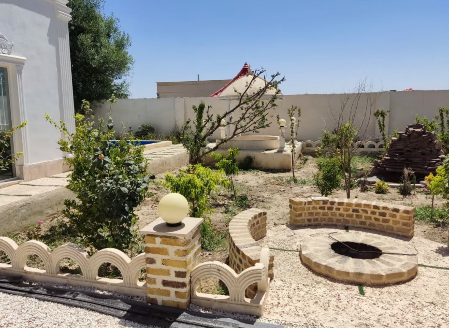 حیاط و آتشکده حیاط و آتشکده