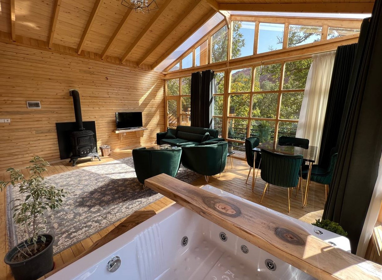 اتاق پذیرایی و جکوزی اتاق پذیرایی و جکوزی