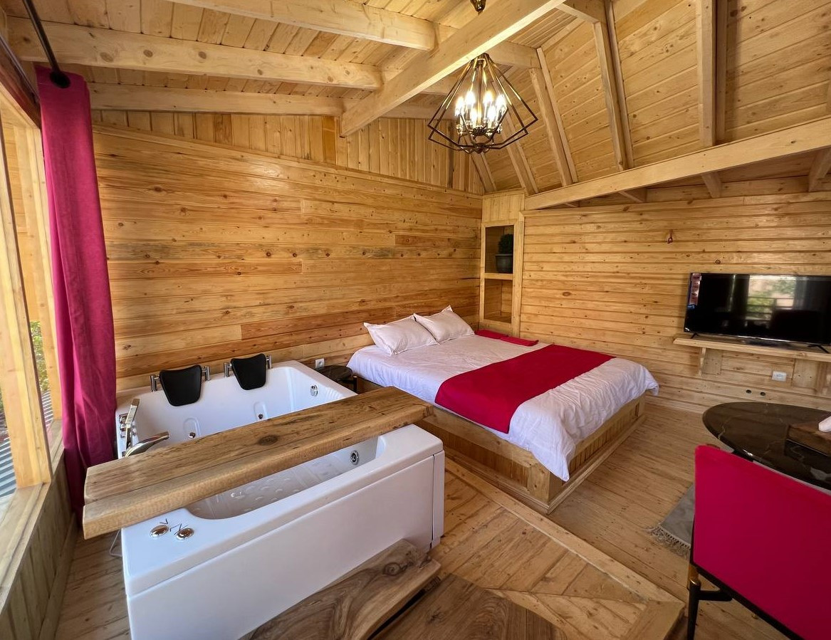 اتاق پذیرایی و جکوزی