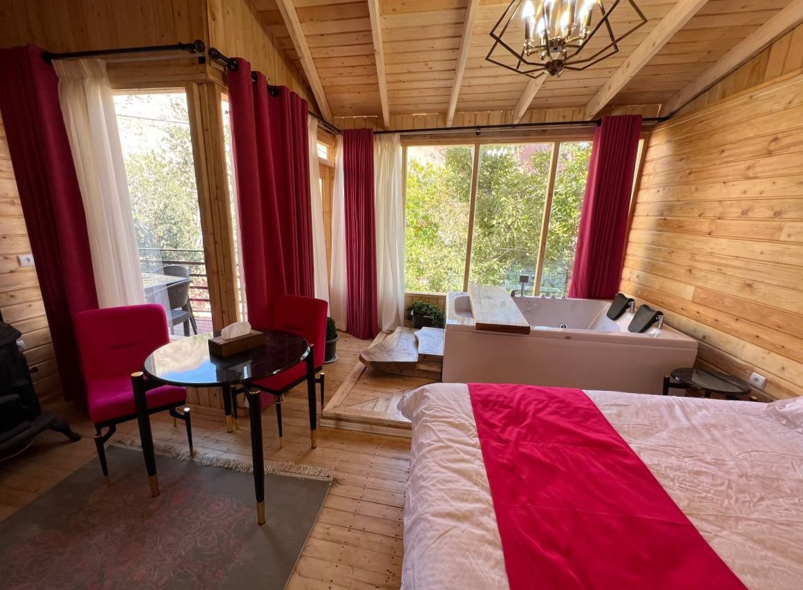 اتاق پذیرایی و جکوزی