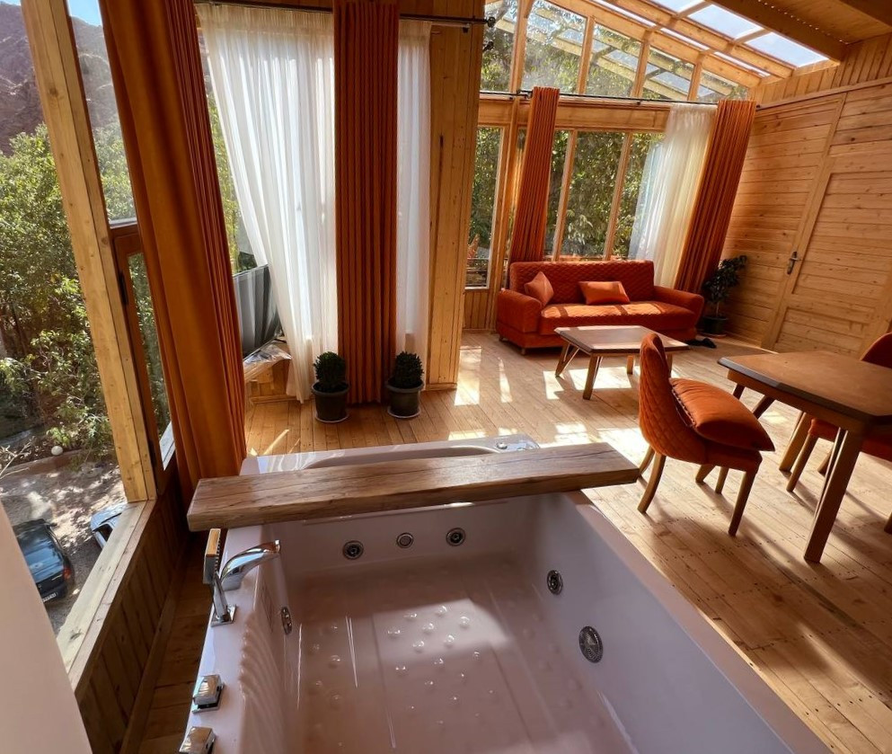 اتاق پذیرایی و جکوزی اتاق پذیرایی و جکوزی