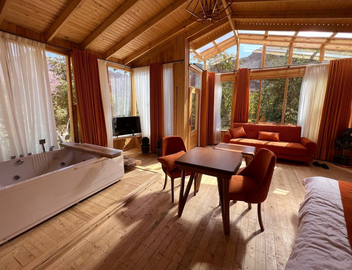 اتاق پذیرایی و جکوزی اتاق پذیرایی و جکوزی