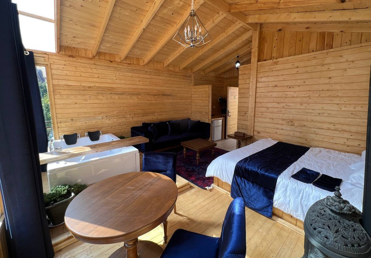 اتاق پذیرایی و جکوزی