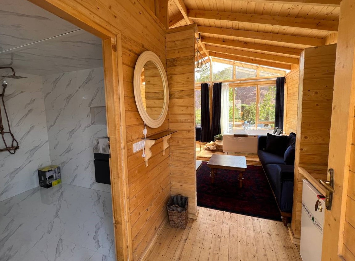 اتاق پذیرایی و ورودی حمام