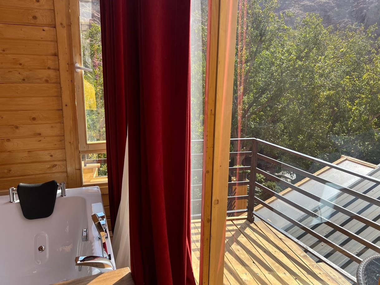 جکوزی و چشم‌انداز کلبه