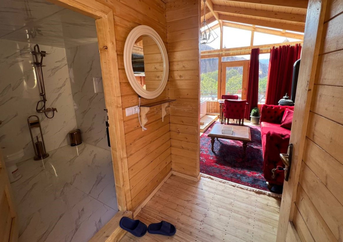 اتاق پذیرایی و ورودی حمام