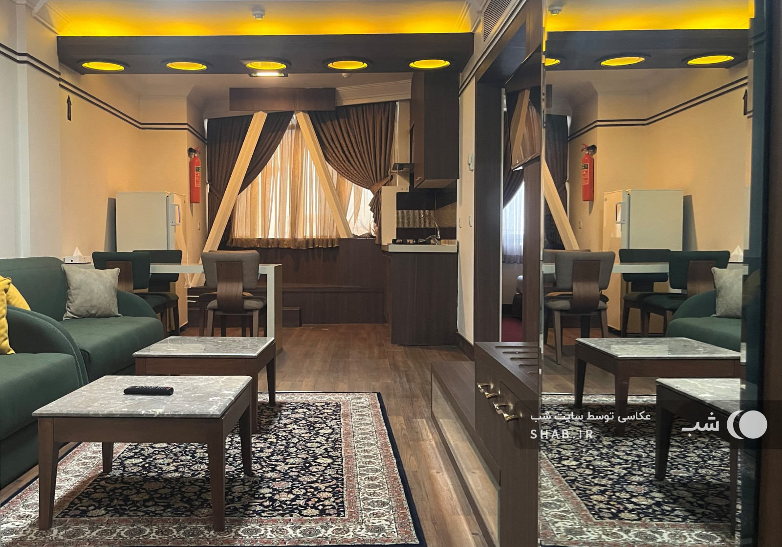 اتاق پذیرایی و آشپزخانه