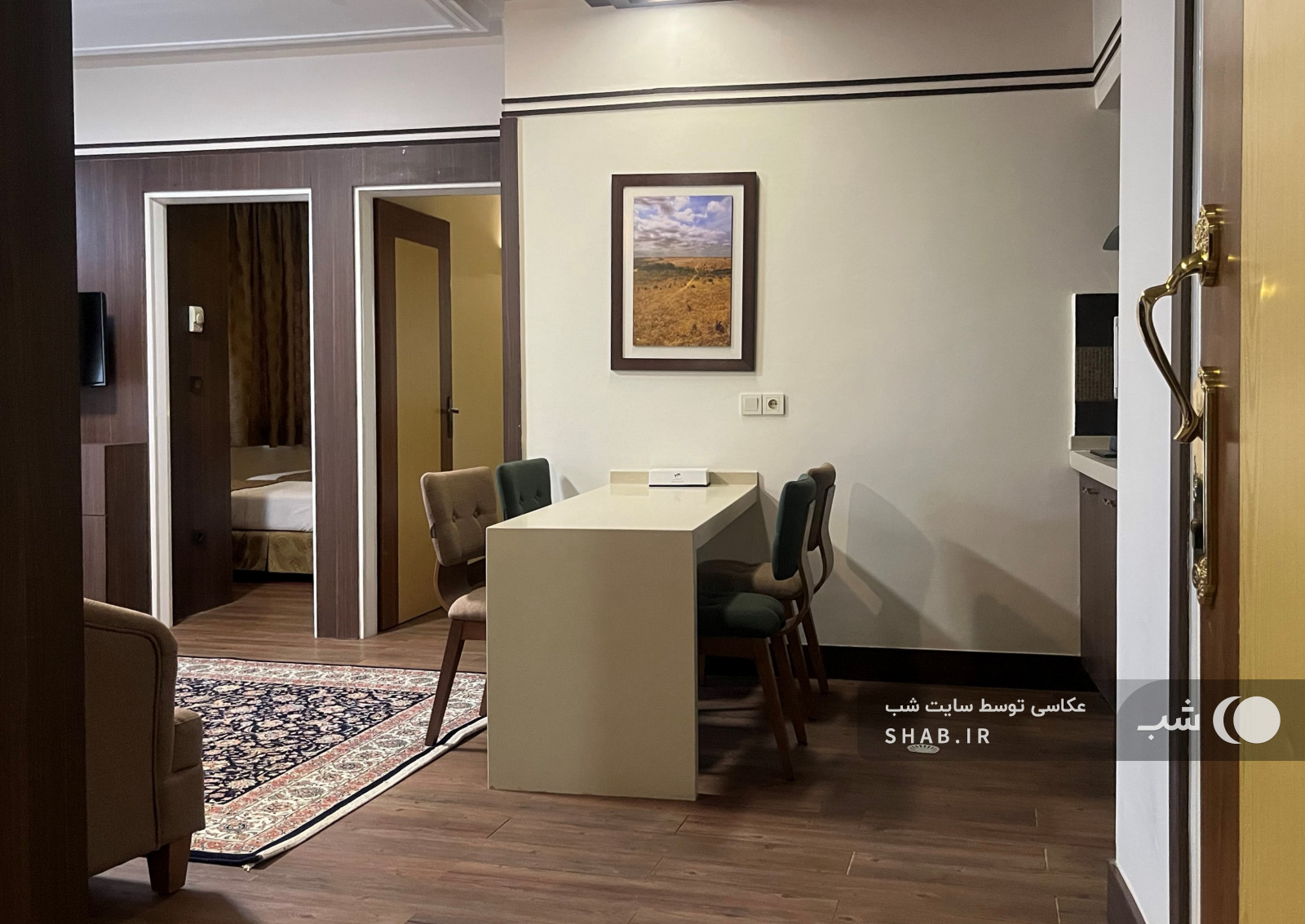 اتاق پذیرایی و آشپزخانه