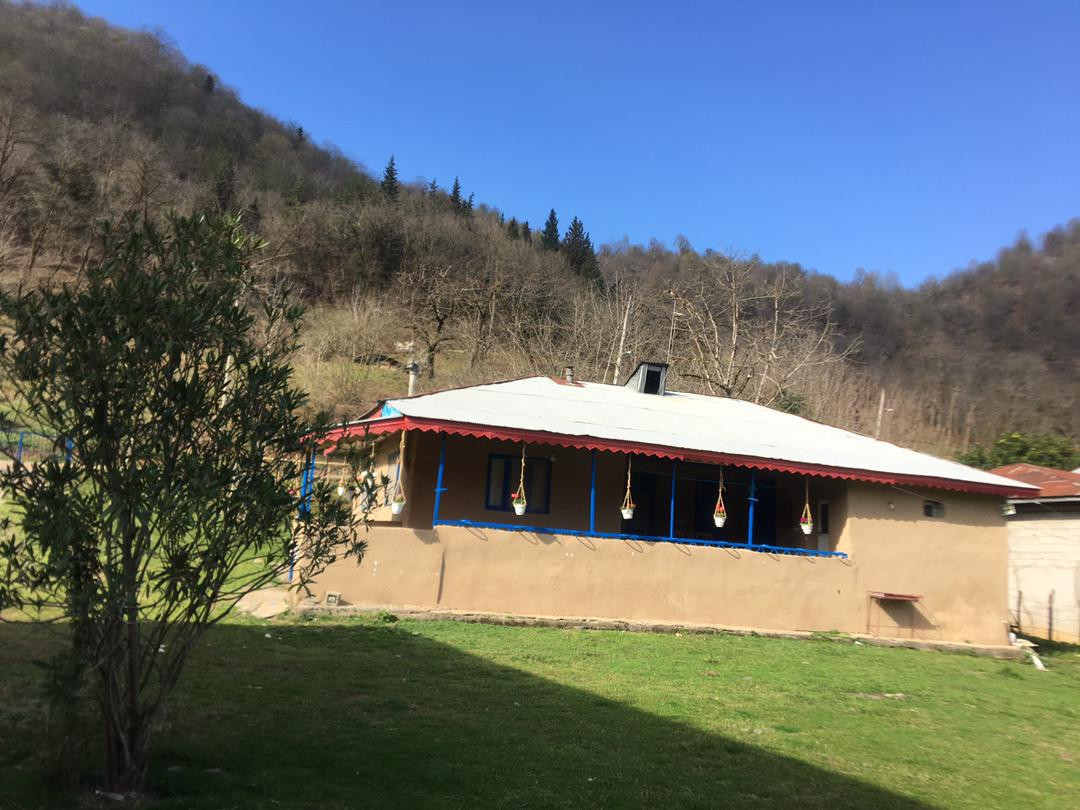 نمای اقامتگاه و حیاط