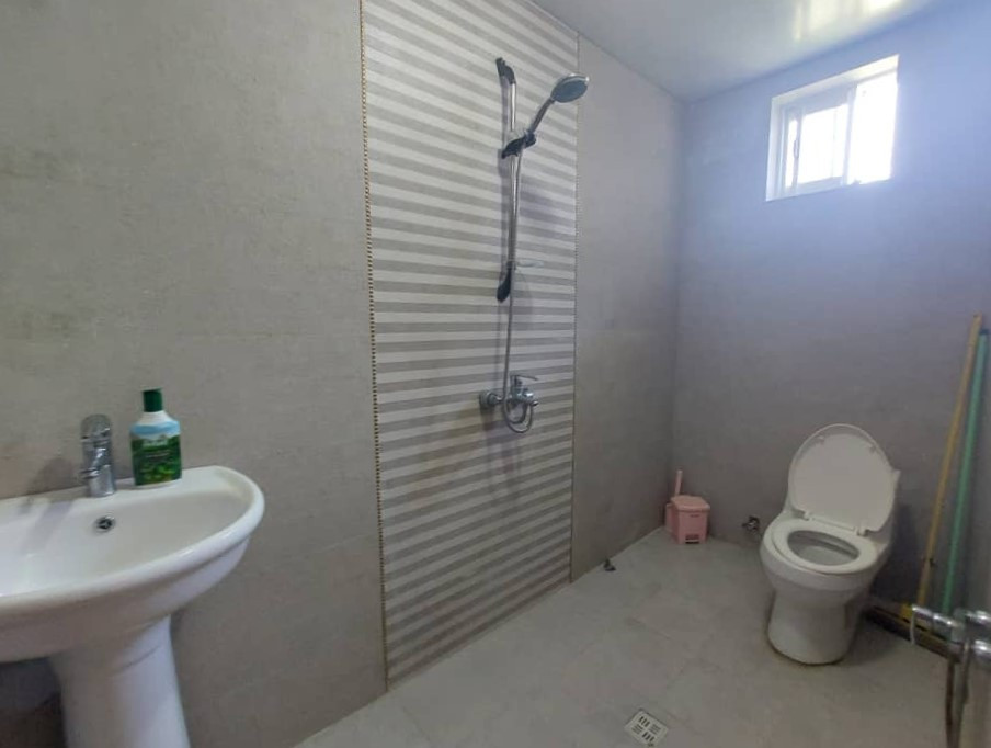 سرویس بهداشتی و حمام اتاق خواب 1