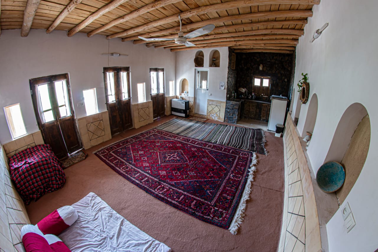 داخل اتاق گل محمدی داخل اتاق گل محمدی