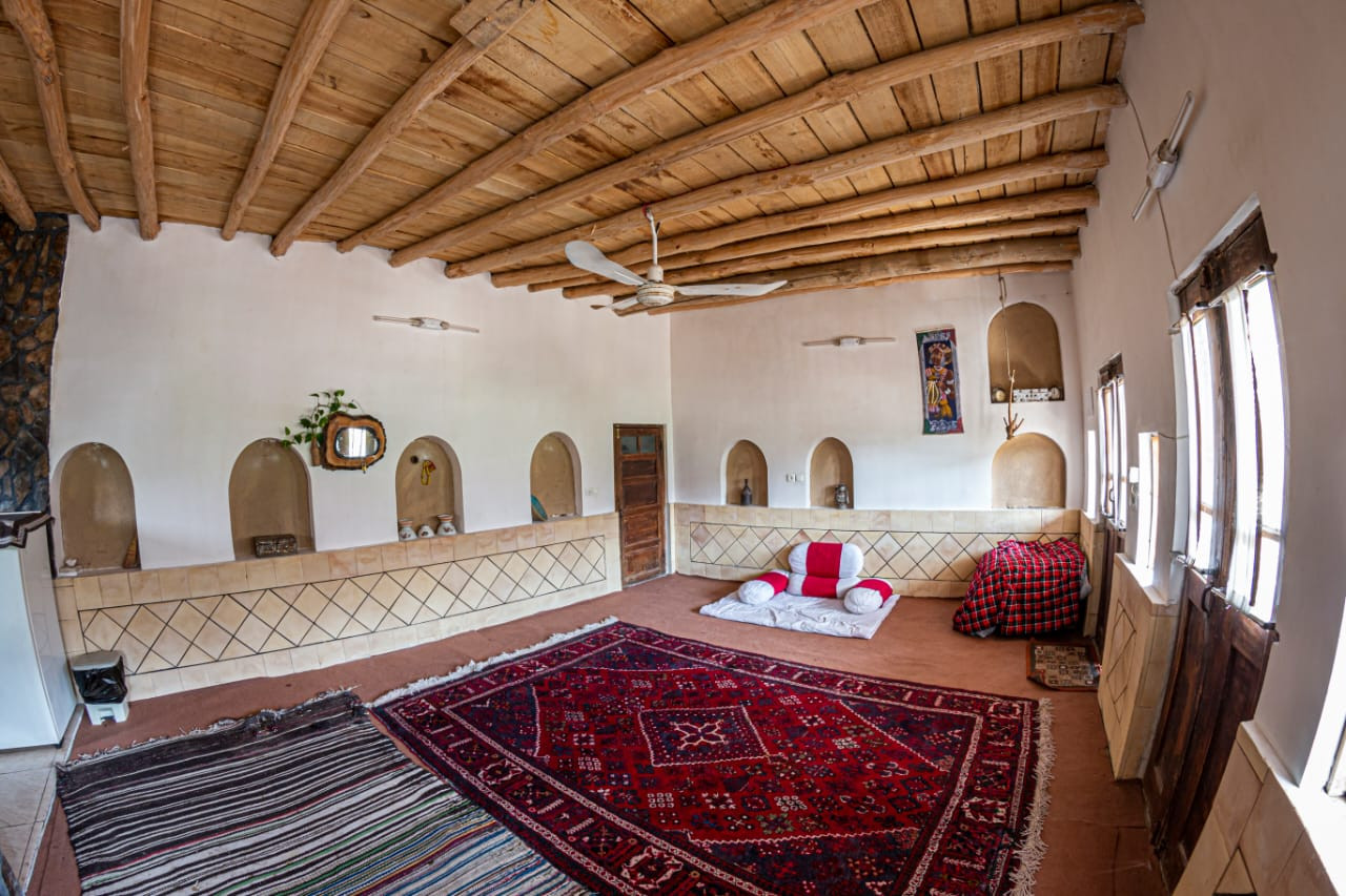 داخل اتاق "گل محمدی" داخل اتاق "گل محمدی"